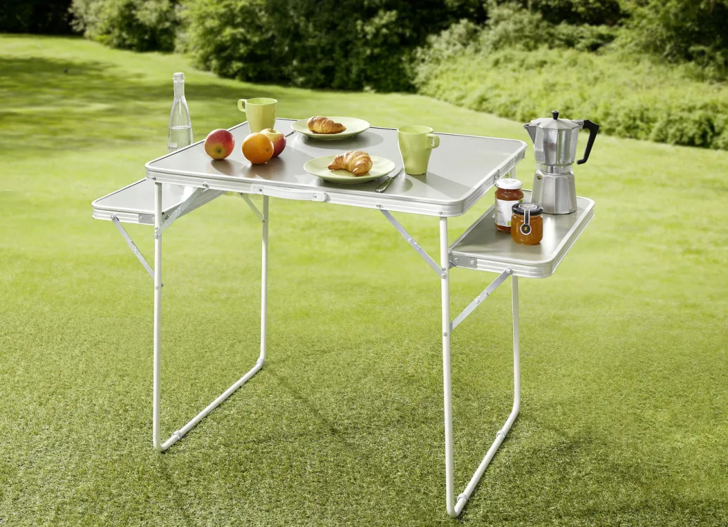 Gartenmöbel>Campingtisch mit 2 Ablagen GRAU