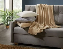 Heimtextilien></noscript>Decken und Kissen mit flauschig weicher Teddy-Vorderseite