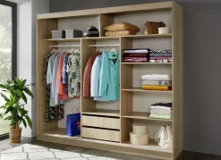 Möbel></noscript>Durchdachter Schwebetürenschrank mit Spiegelfront