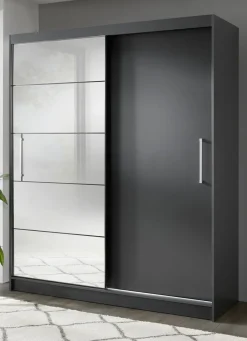 Möbel></noscript>Durchdachter Schwebetürenschrank mit Spiegelfront