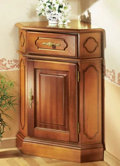Möbel>Eck-Kommode mit eleganten, goldfarbenen Metallgriffen