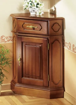 Möbel></noscript>Eck-Kommode mit eleganten, goldfarbenen Metallgriffen