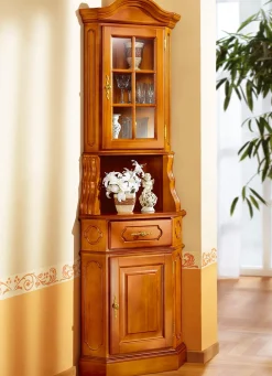 Möbel>Eckvitrine mit eleganten, goldfarbenen Metallgriffen