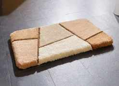 Heimtextilien></noscript>Farbenfrohe Badgarnitur mit rutschhemmender Rückseite