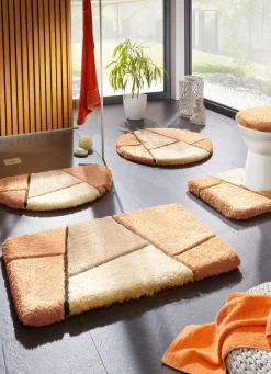 Heimtextilien></noscript>Farbenfrohe Badgarnitur mit rutschhemmender Rückseite