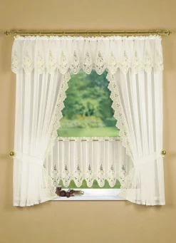 PLAUENER STICKEREI Heimtextilien></noscript>Fensterdekoration mit aufwendiger