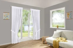 PLAUENER STICKEREI Heimtextilien></noscript>Fensterdekoration mit aufwendiger