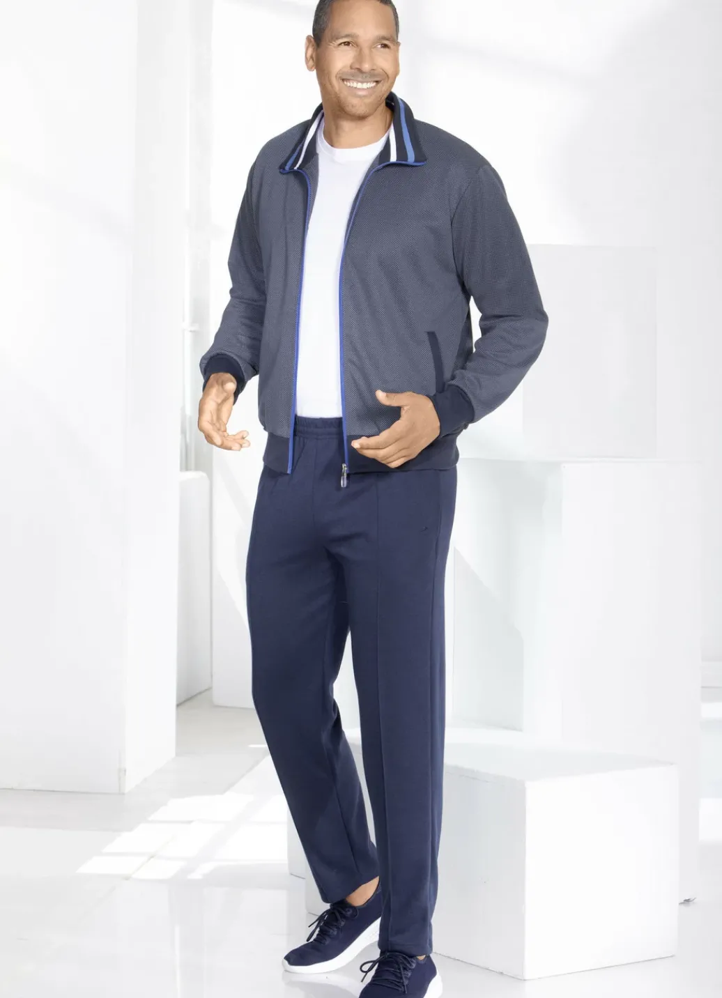 Sport- & Freizeitmode>Freizeitanzug mit Biesennaht MARINE