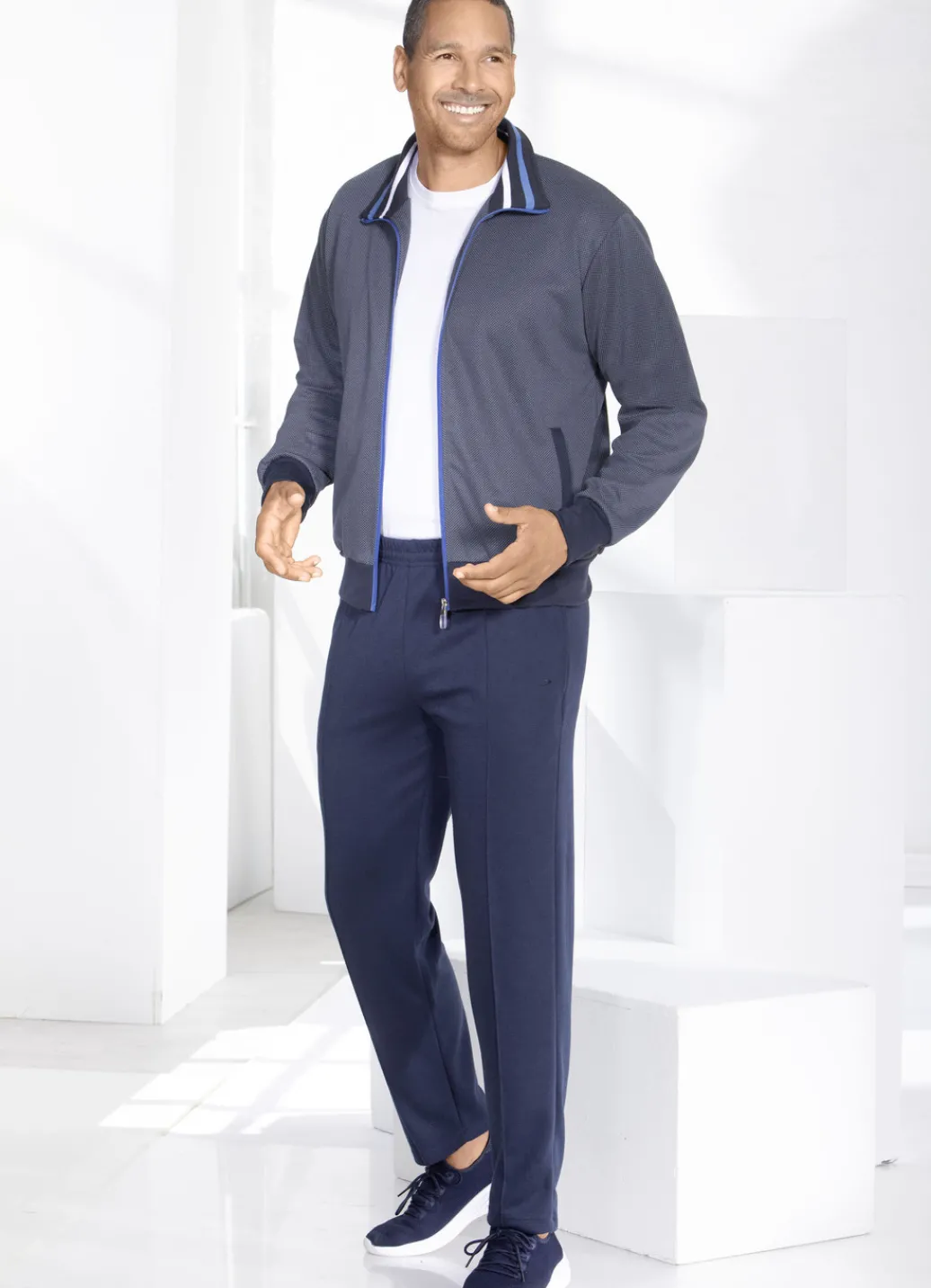 Sport- & Freizeitmode>Freizeitanzug mit Biesennaht MARINE