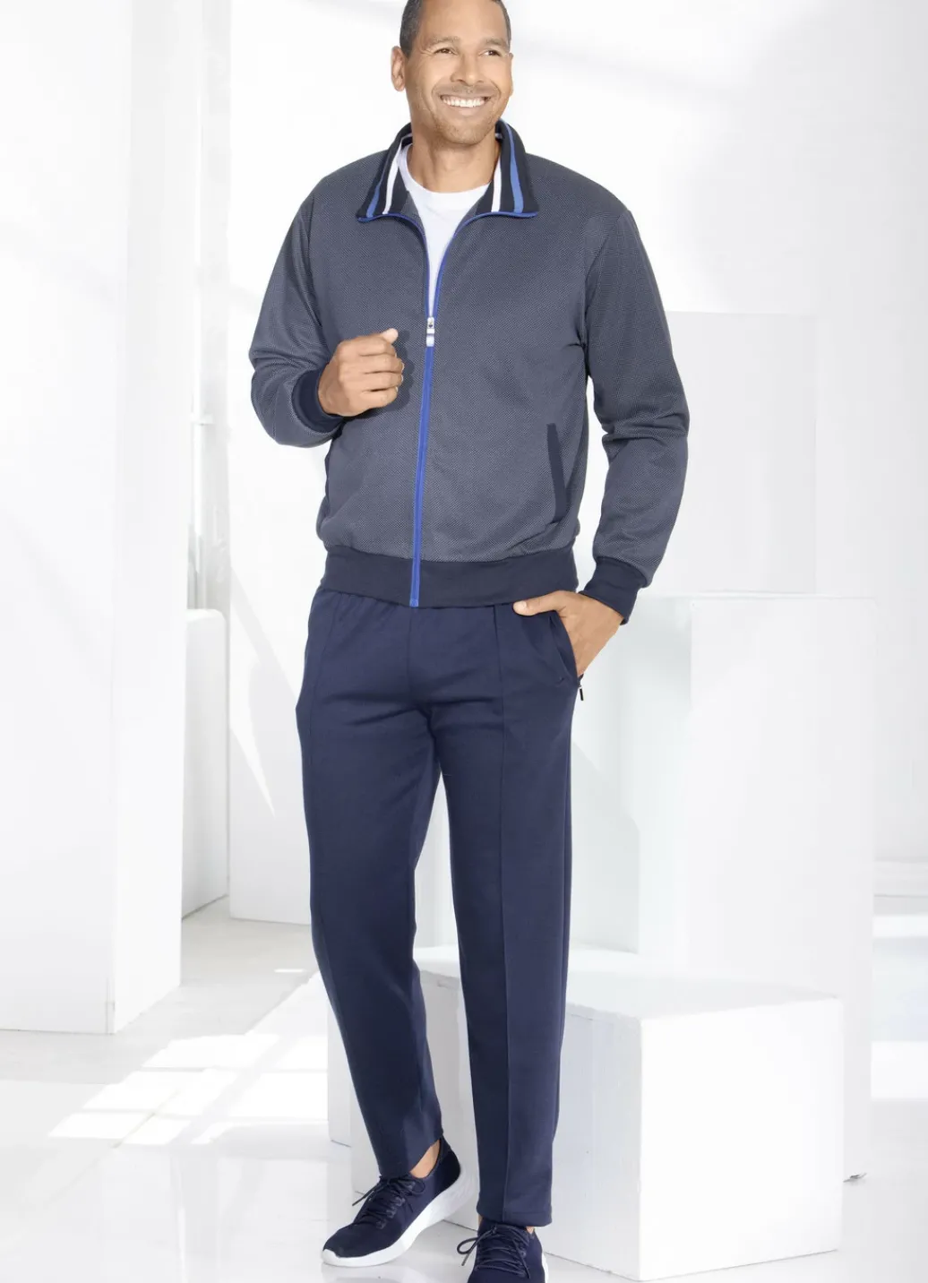 Sport- & Freizeitmode>Freizeitanzug mit Biesennaht MARINE