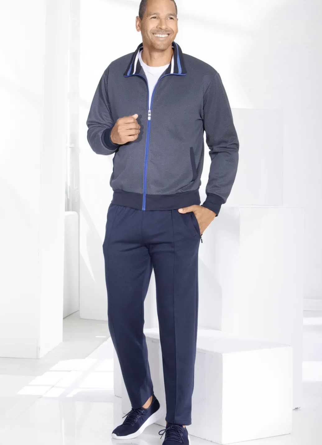 Sport- & Freizeitmode>Freizeitanzug mit Biesennaht MARINE