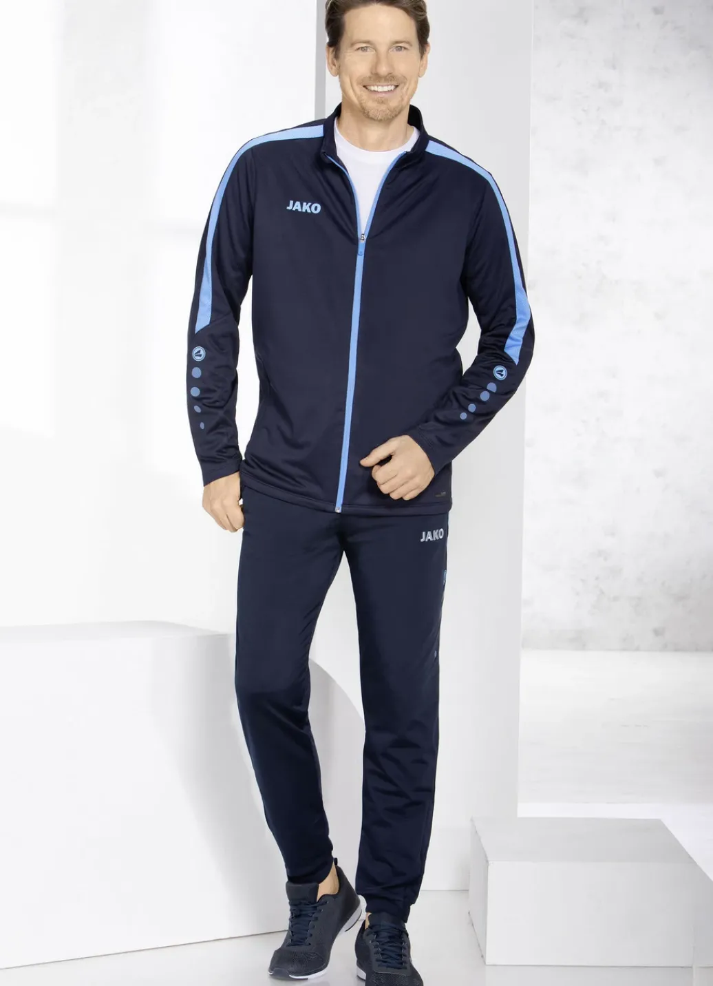 JAKO Sport- & Freizeitmode>Freizeitanzug von „“ MARINE-HELLBLAU