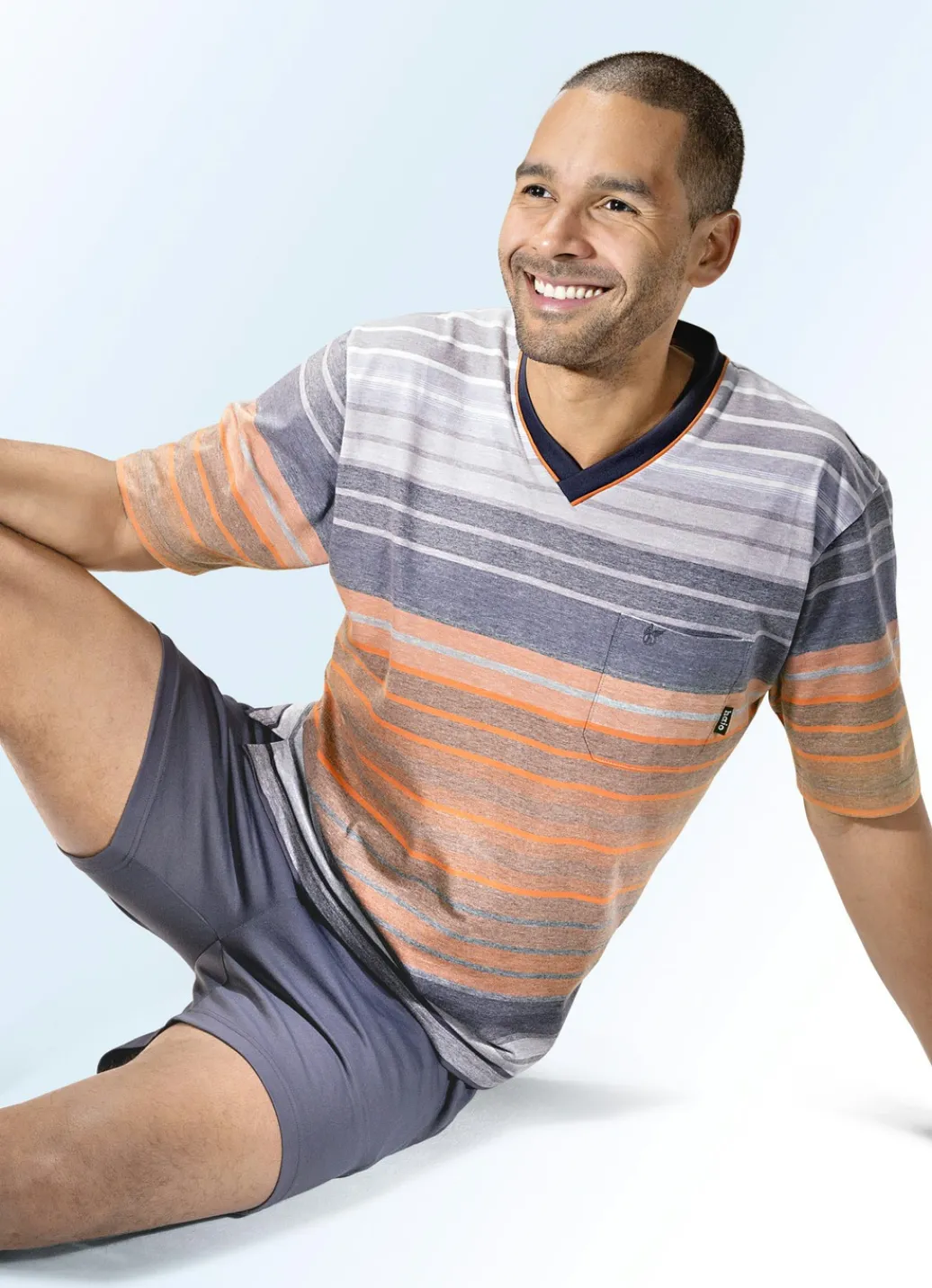 HAJO NACHTMODE Nachtwäsche|Herrenwäsche>Hajo Klima Komfort Shorty mit garngefärbtem Ringeldessin und V-Aussschnitt GRAFIT-BUNT