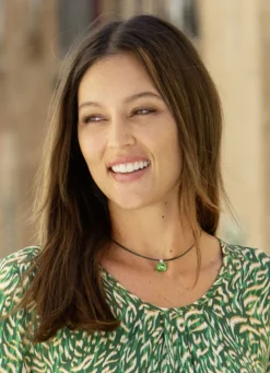 Damen-Modeschmuck>Halskette mit grünem Lederband und Rivoli-Glasstein GRÜN