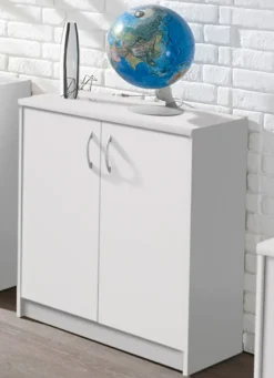 Möbel>Kombifreundliche Kommode mit silberfarbenen Griffen