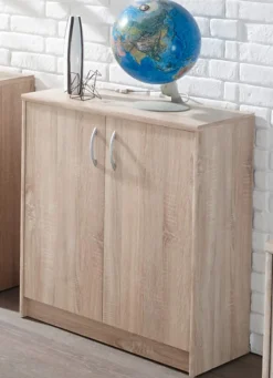 Möbel></noscript>Kombifreundliche Kommode mit silberfarbenen Griffen