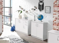 Möbel></noscript>Kombifreundliche Kommode mit silberfarbenen Griffen