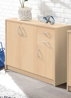 Möbel></noscript>Kombifreundliche Kommode mit silberfarbenen Griffen