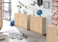 Möbel></noscript>Kombifreundliche Kommode mit silberfarbenen Griffen