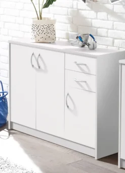 Möbel></noscript>Kombifreundliche Kommode mit silberfarbenen Griffen