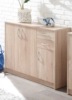 Möbel></noscript>Kombifreundliche Kommode mit silberfarbenen Griffen