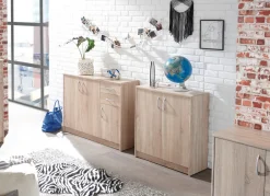 Möbel></noscript>Kombifreundliche Kommode mit silberfarbenen Griffen