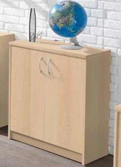 Möbel></noscript>Kombifreundliche Kommode mit silberfarbenen Griffen