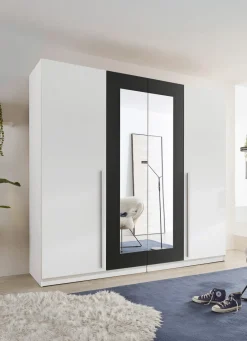 Möbel>Moderner und formschöner Kleiderschrank