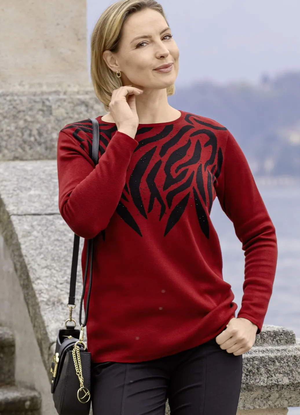 Pullover & Strickmode>Pullover mit edler Strasszier ROT-SCHWARZ