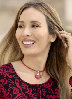 Damen-Modeschmuck>3-reihige Textilkette mit Anhänger ROT