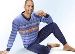 Herrenwäsche|Nachtwäsche>Schlafanzug mit V-Ausschnitt, Bündchenabschüssen und platziertem Druckdessin