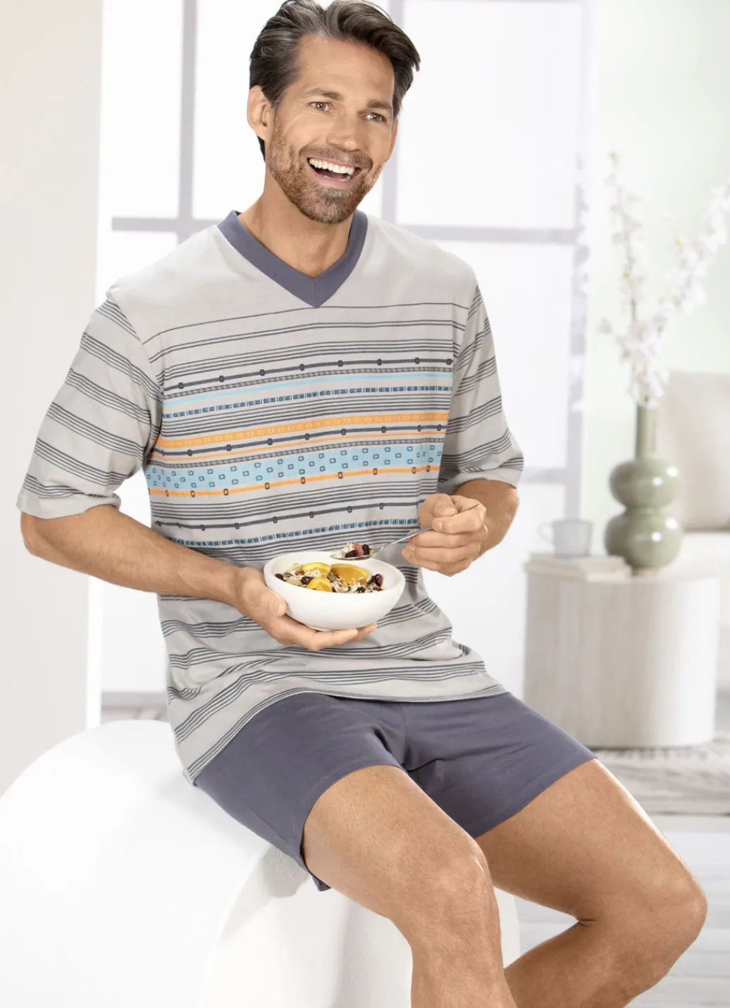 Herrenwäsche|Nachtwäsche>Set: Schlafanzug und Shorty mit V-Ausschnitt GRAU-BUNT