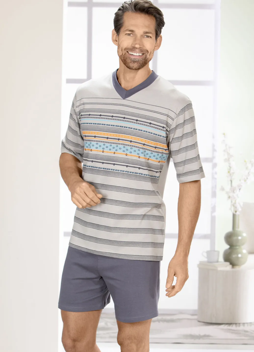 Herrenwäsche|Nachtwäsche>Set: Schlafanzug und Shorty mit V-Ausschnitt GRAU-BUNT