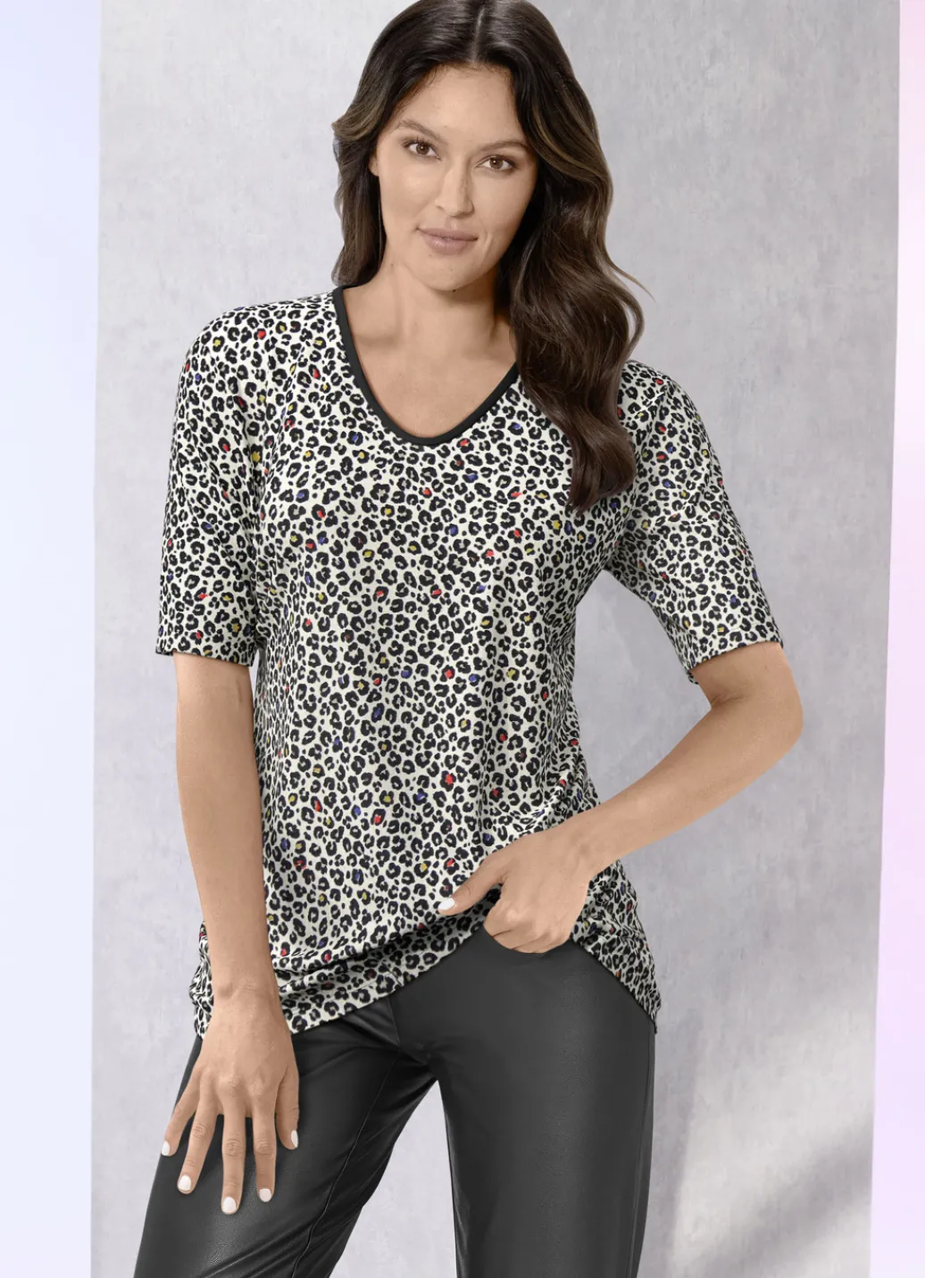 KLAUS MODELLE MADE IN GERMANY Shirts>Shirt mit eingefasstem V-Ausschnitt ECRU-SCHWARZ-BUNT