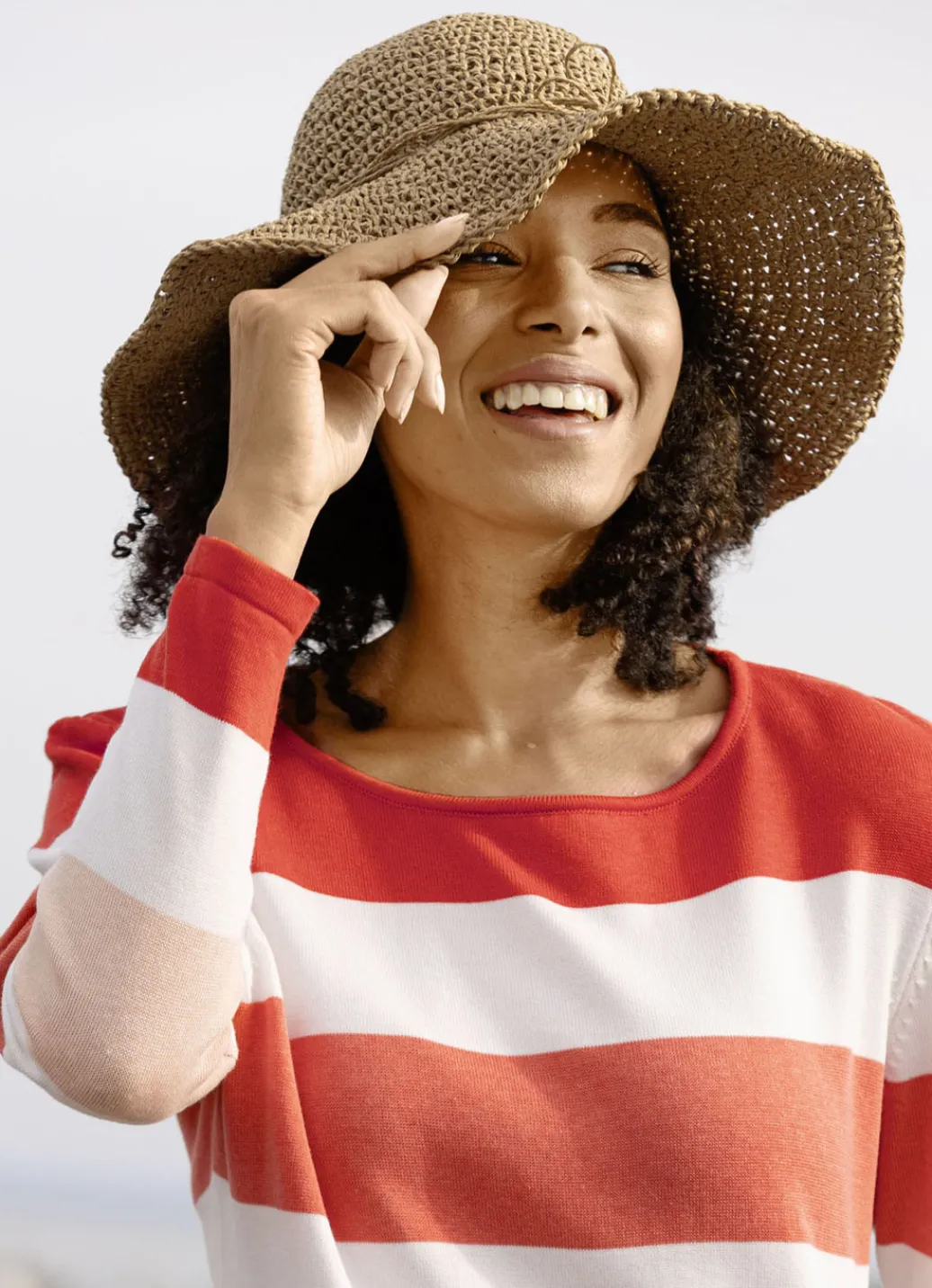 Accessoires>Sommerlicher Damen-Hut aus Papierstroh mit Zierkordel CAMEL