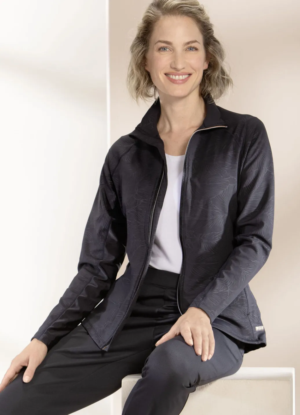 Linea Primero Homewear & Freizeitmode>Sportjacke von „LPO“ SCHWARZ MIT PRÄGEDRUCK