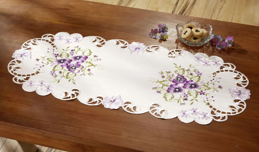 Heimtextilien>Tisch- und Raumdekoration mit Stiefmütterchen-Stickereien