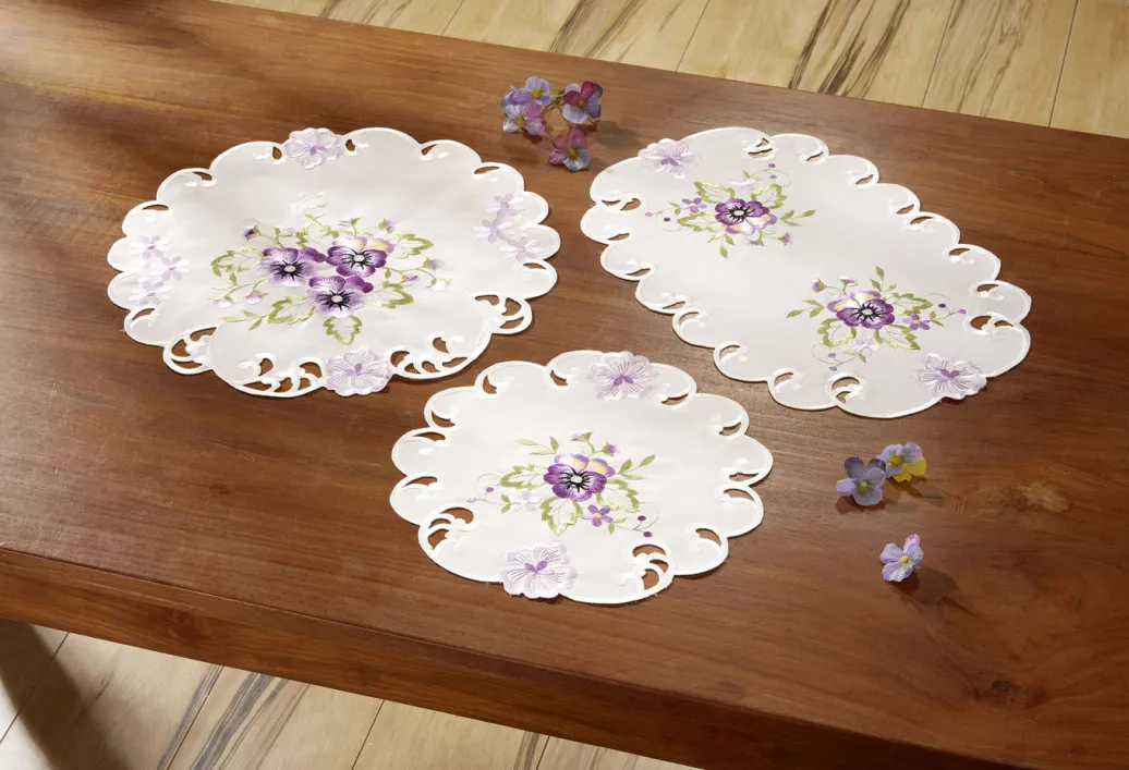 Heimtextilien>Tisch- und Raumdekoration mit Stiefmütterchen-Stickereien