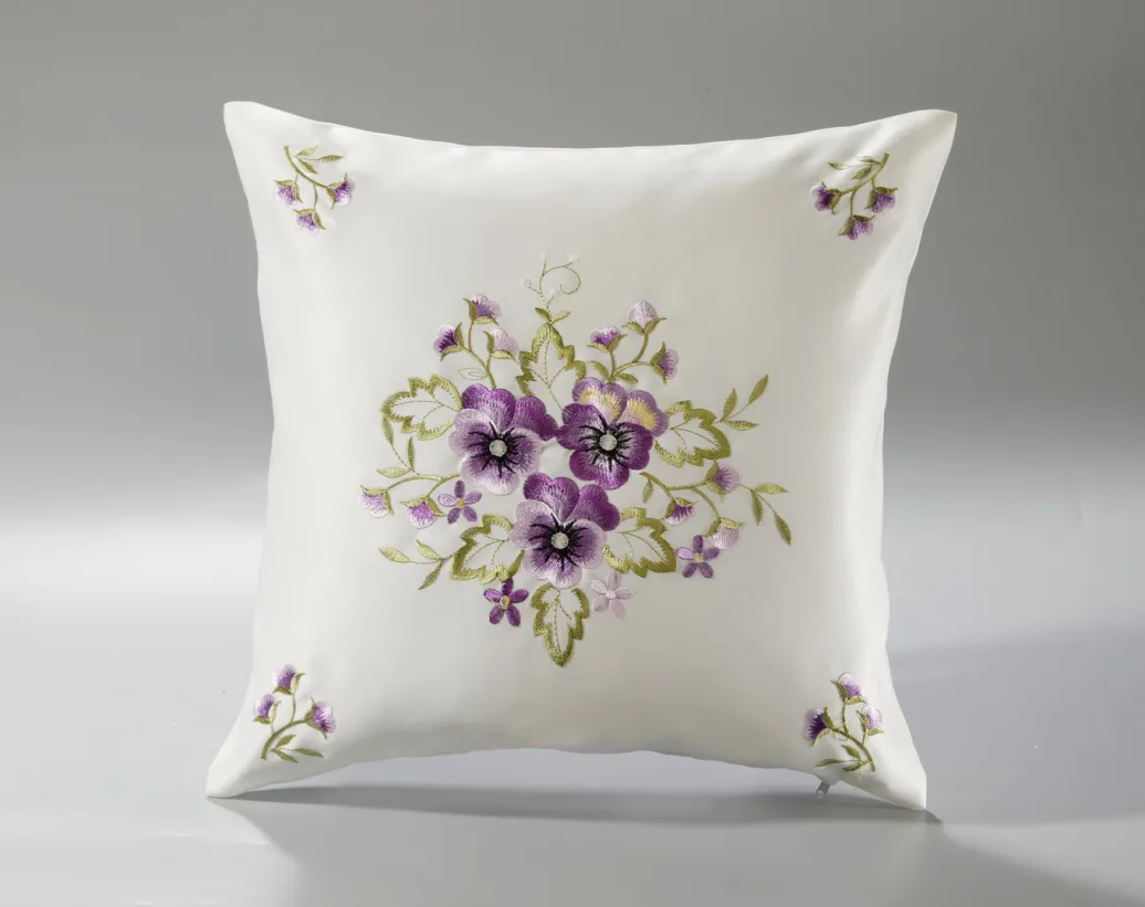 Heimtextilien>Tisch- und Raumdekoration mit Stiefmütterchen-Stickereien