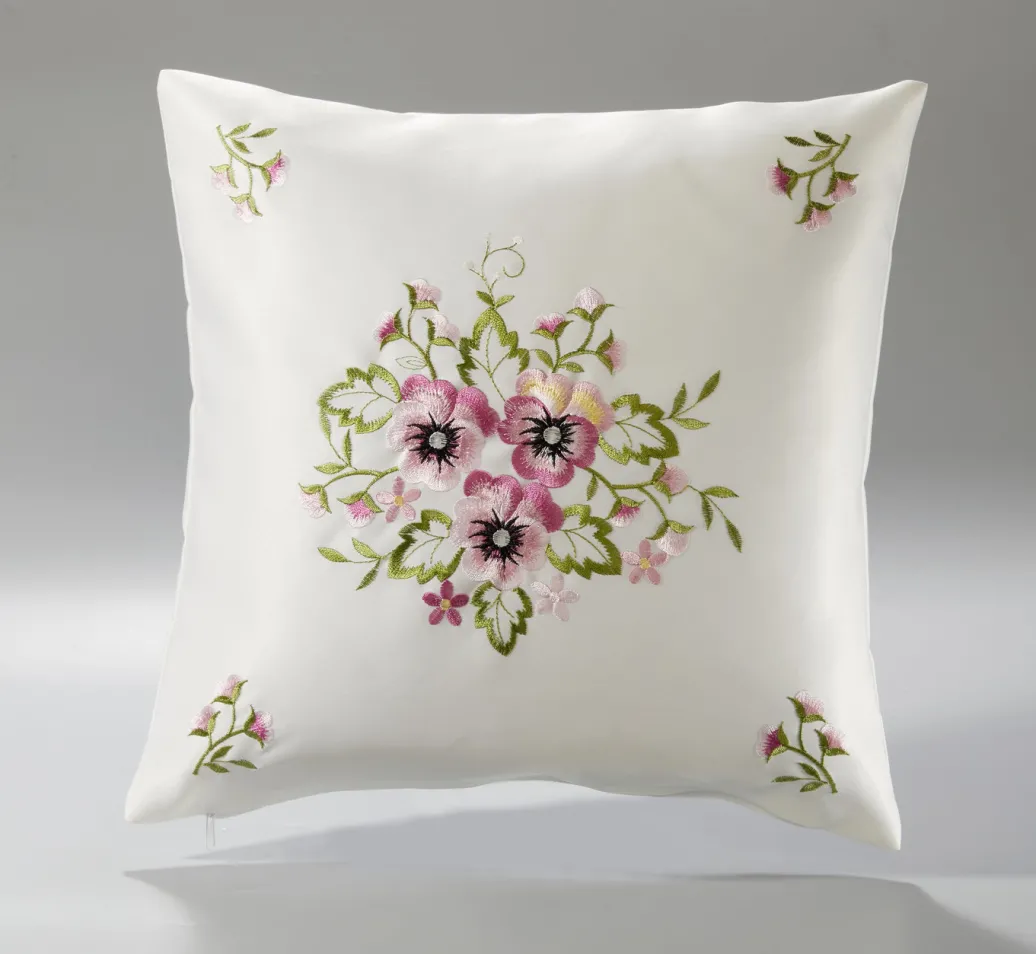 Heimtextilien>Tisch- und Raumdekoration mit Stiefmütterchen-Stickereien