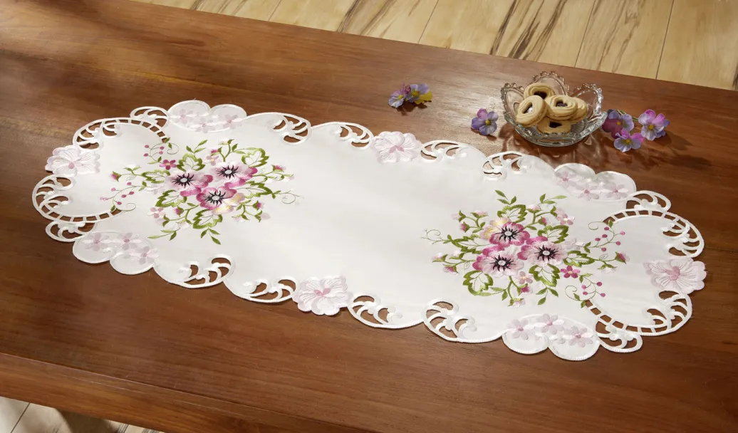 Heimtextilien>Tisch- und Raumdekoration mit Stiefmütterchen-Stickereien