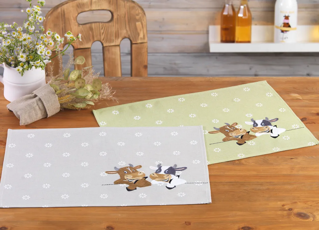 Heimtextilien>Tischdecke mit aufwendiger Stickerei