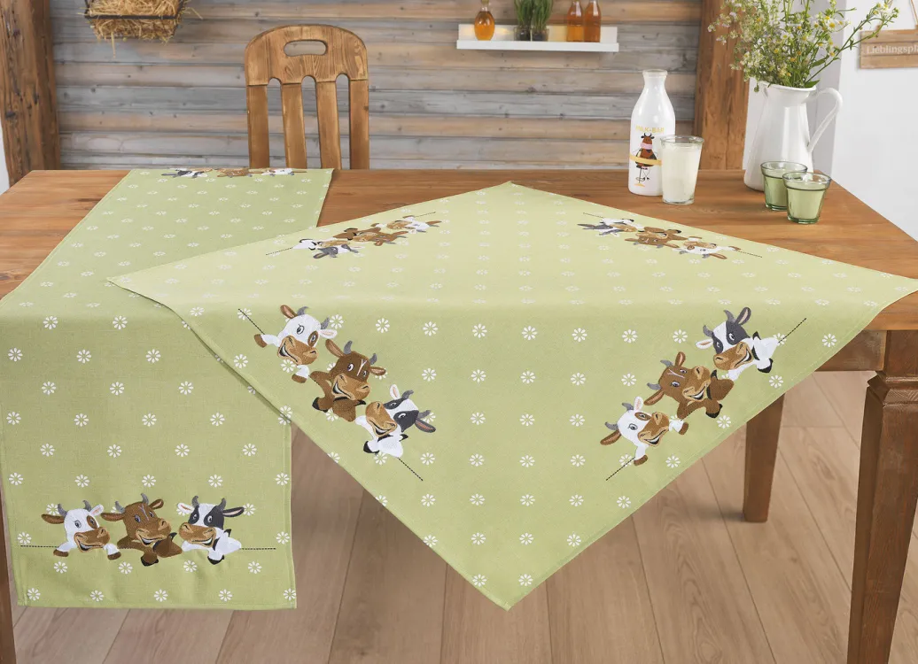 Heimtextilien>Tischdecke mit aufwendiger Stickerei