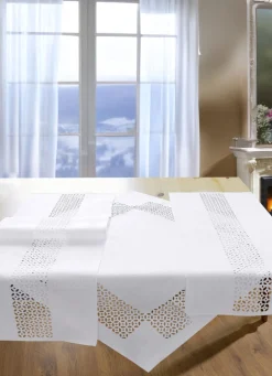 Heimtextilien>Tischdecke mit dekorativer Lochstanzung