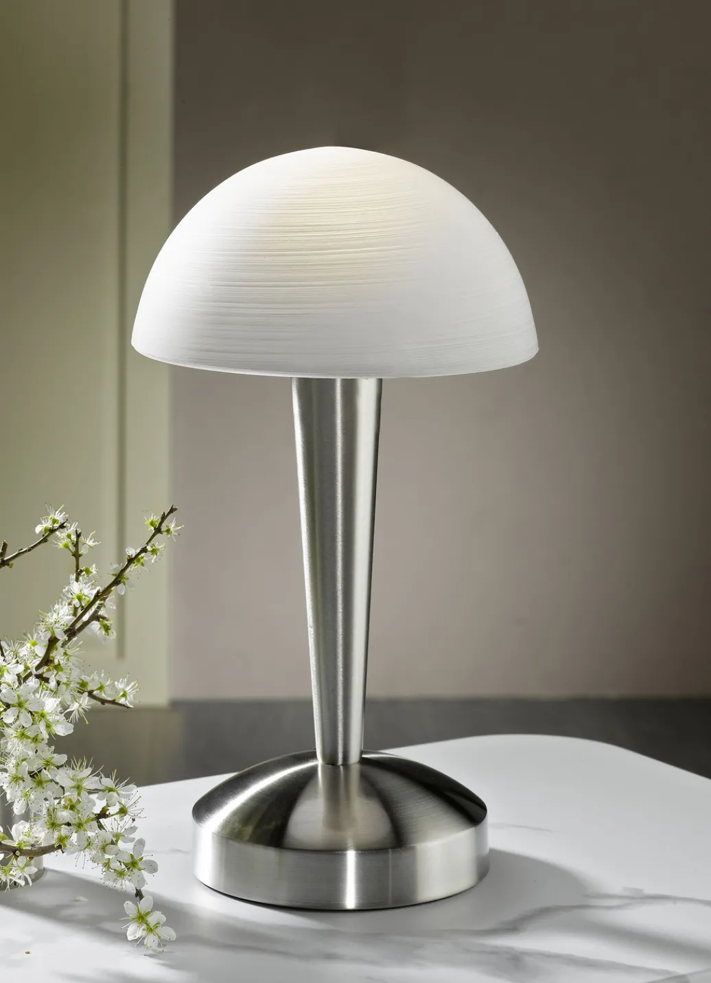 Möbel>Tischleuchte aus Metall und Glas mit Leuchtmittel