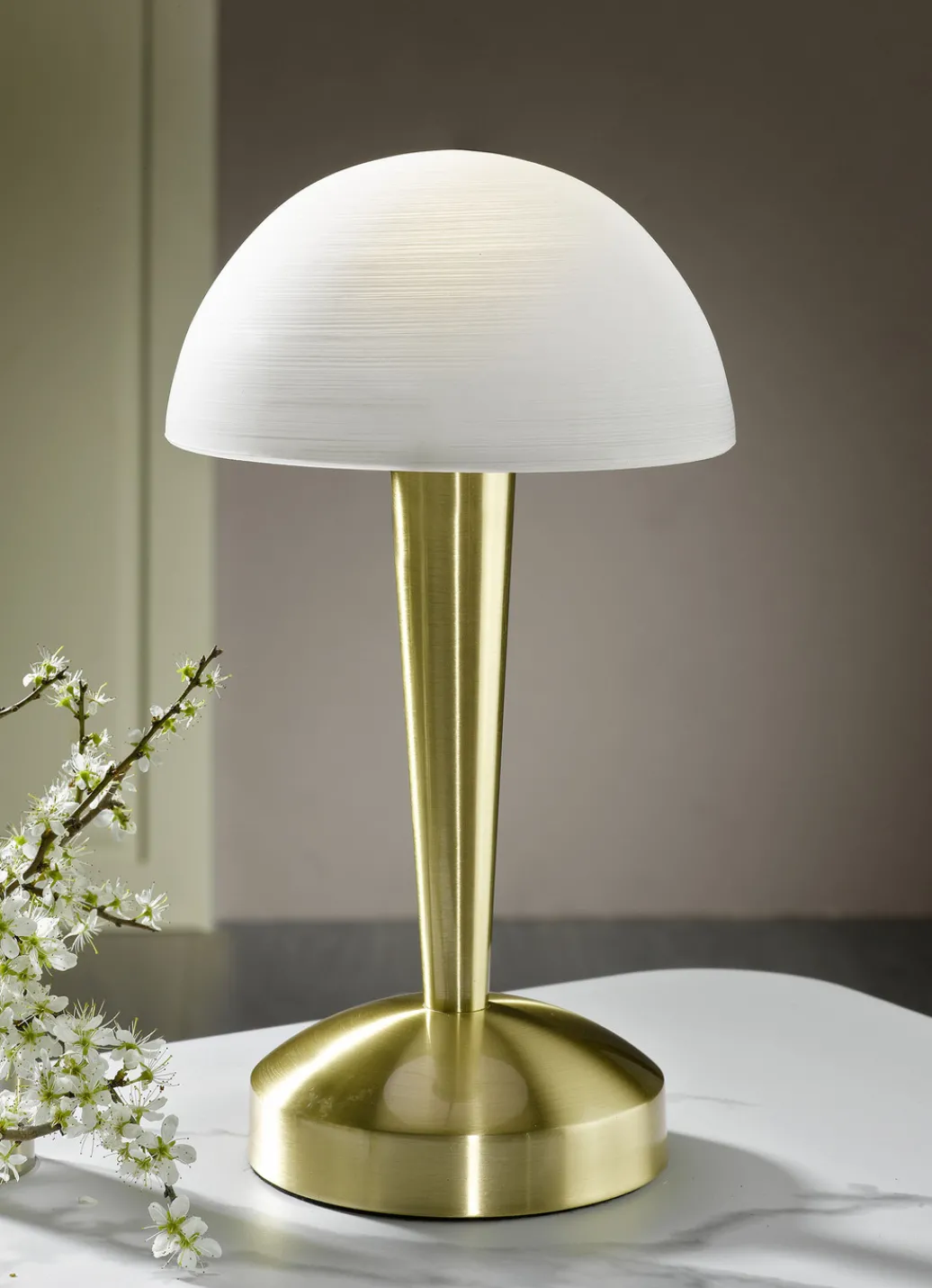 Möbel>Tischleuchte aus Metall und Glas mit Leuchtmittel