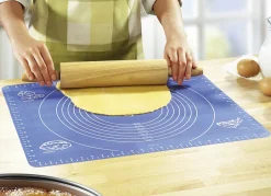 MEDIA SHOP Haushaltshelfer|Backen>Zusammenrollbare Ausrollmatte mit Maß-Skala BLAU
